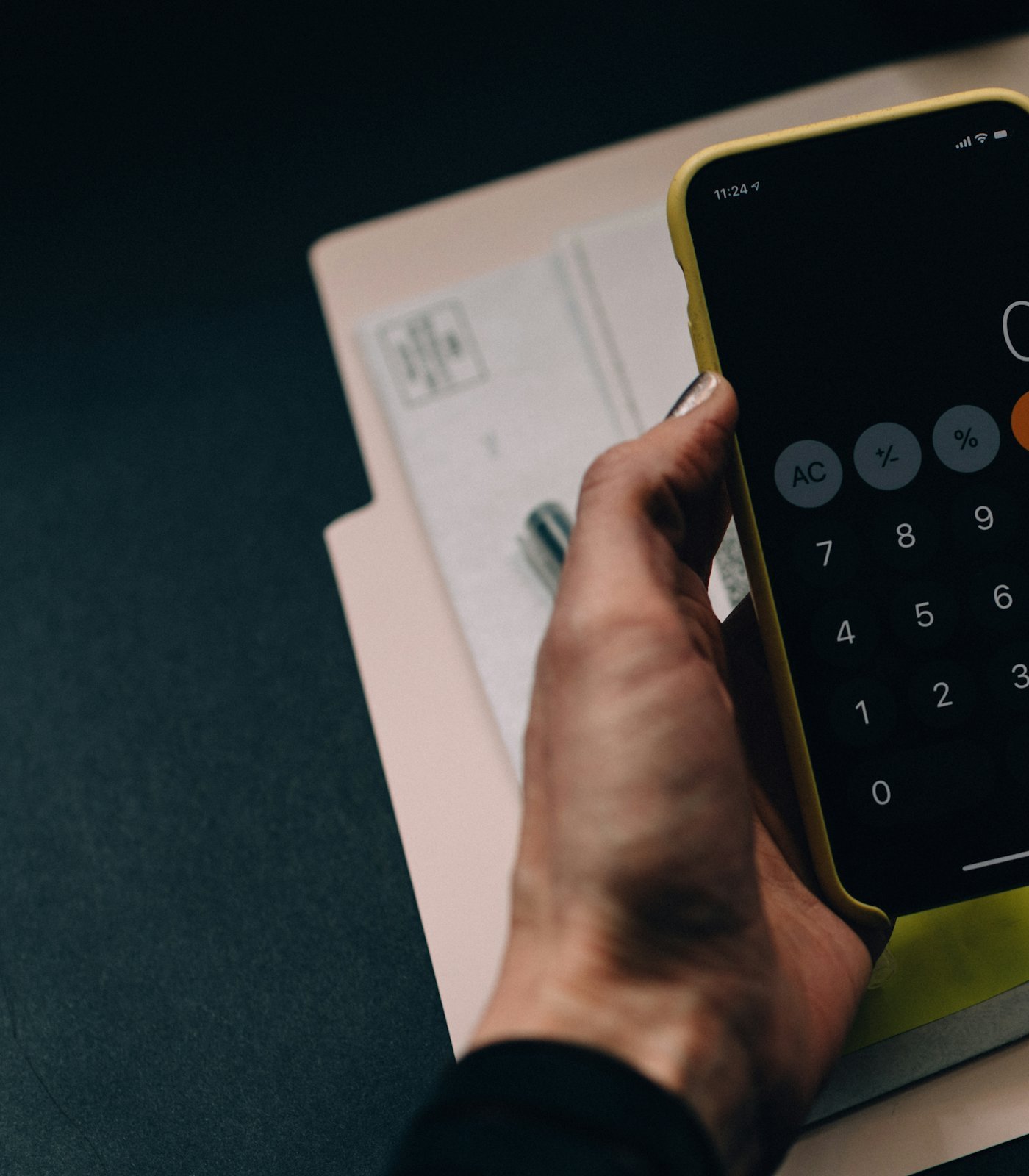 Contador revisando documentos fiscales con una calculadora