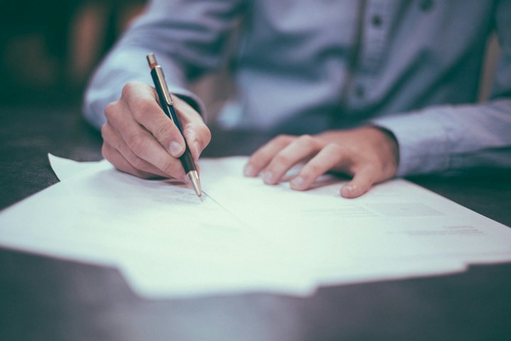 Firma de documentos de constitución de una sociedad
