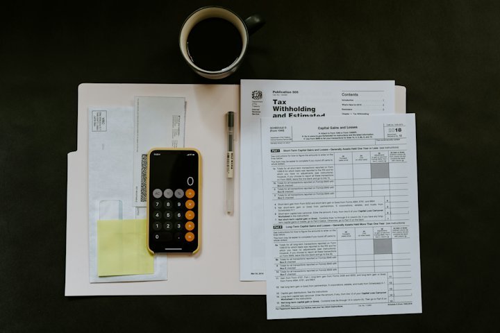 Escritorio con calculadora y estados financieros
